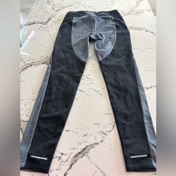 The North Face Black & Grey Leggings
Girls 14/16
Inseam 26”

Bin#0255 - Picture 2 of 4